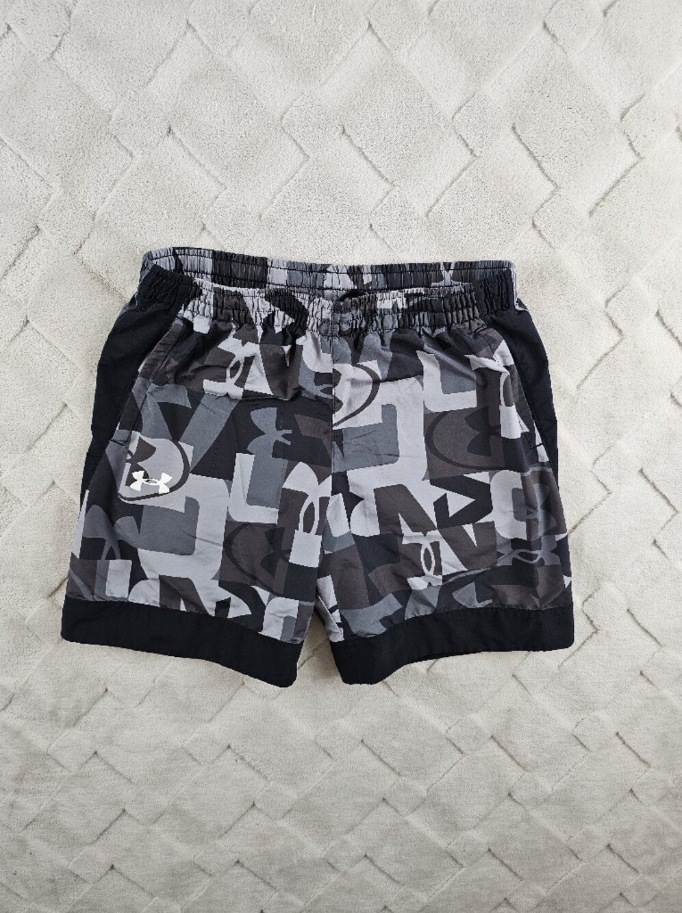Under armor Youth Athletic Shorts Boys Extra Large Gray Black All Over Print